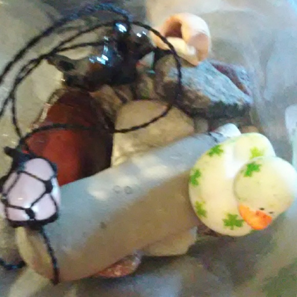 Jar of stones a rubber duck and a necklace - Picture 2 of 2
